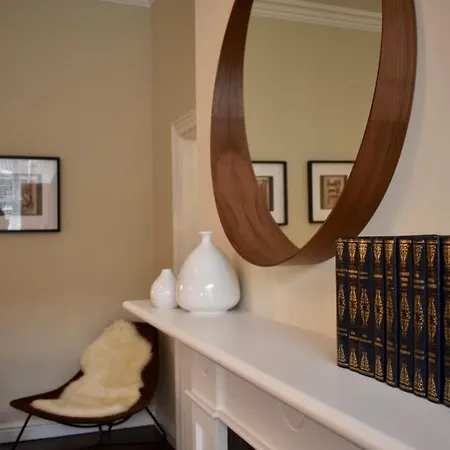 Newly Refurbished 2 Bedroom Townhouse In 4