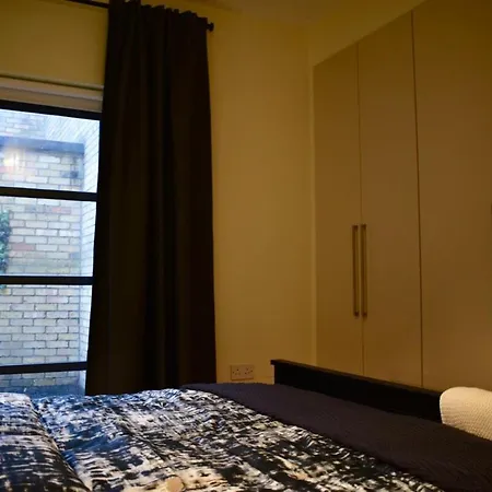 Newly Refurbished 2 Bedroom Townhouse In 4