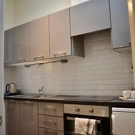 Newly Refurbished 2 Bedroom Townhouse In 4 *