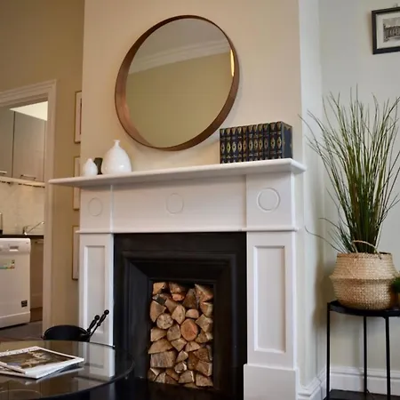 Newly Refurbished 2 Bedroom Townhouse In 4 * Dublin