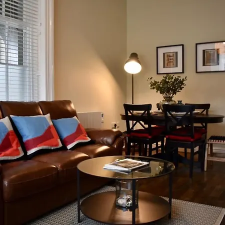 Newly Refurbished 2 Bedroom Townhouse In 4