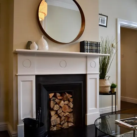 Newly Refurbished 2 Bedroom Townhouse In 4 Holiday home Dublin