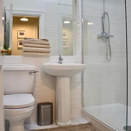 Newly Refurbished 2 Bedroom Townhouse In 4 *