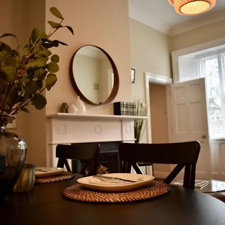 Holiday home Newly Refurbished 2 Bedroom Townhouse In 4 *