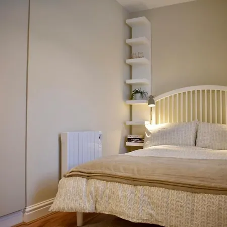 Newly Refurbished 2 Bedroom Townhouse In 4 Dublin