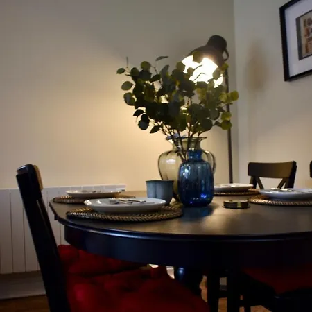Newly Refurbished 2 Bedroom Townhouse In 4 *
