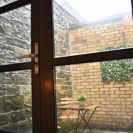 Newly Refurbished 2 Bedroom Townhouse In 4