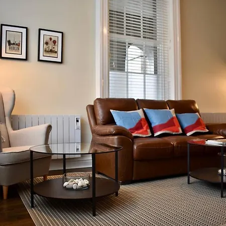 Newly Refurbished 2 Bedroom Townhouse In 4