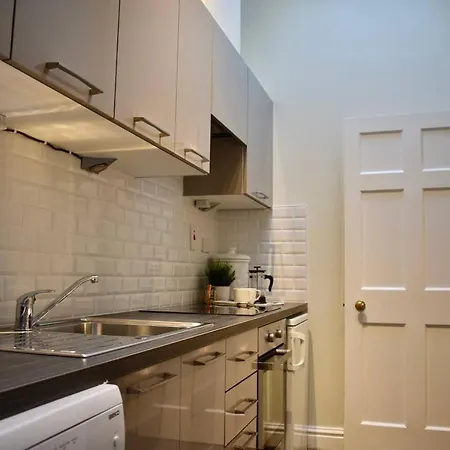 Newly Refurbished 2 Bedroom Townhouse In 4 Holiday home Dublin